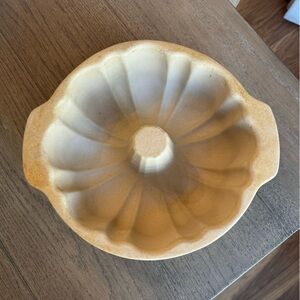 Vintage The Pampered Chef Family Heritage Stoneware Fluted Bundt Cake Pan 10"